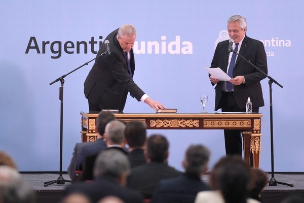 Con un gesto de desdén, el nuevo ministro de educación argentino apartó la Biblia en la mesa antes de jurar