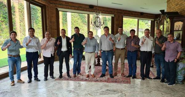 La Nación / Cartes brindó su apoyo total a los dirigentes colorados de Alto Paraná