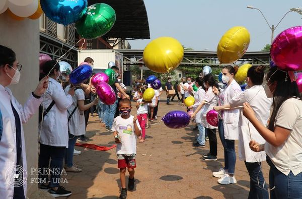 Pacientes curados de cáncer celebraron la vida en la Fiesta del Arcoíris del Hospital de Clínicas - Nacionales - ABC Color