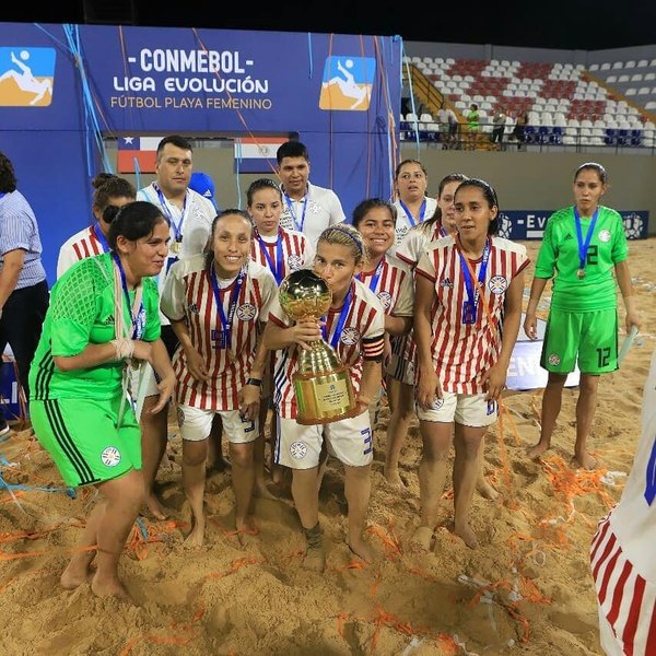 Dos paraguayas, entre las mejores del mundo del fútbol de playa femenino