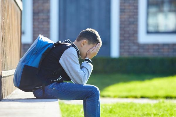 “Estoy criando a un hombre”: Madre criticada por obligar a su hijo a correr bajas temperaturas a manera de castigo