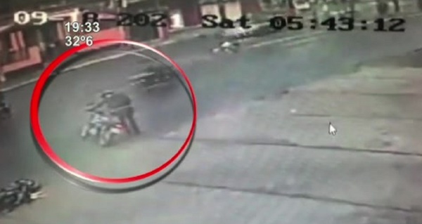 Chocaron motociclistas: Uno grave, el otro huyó - SNT