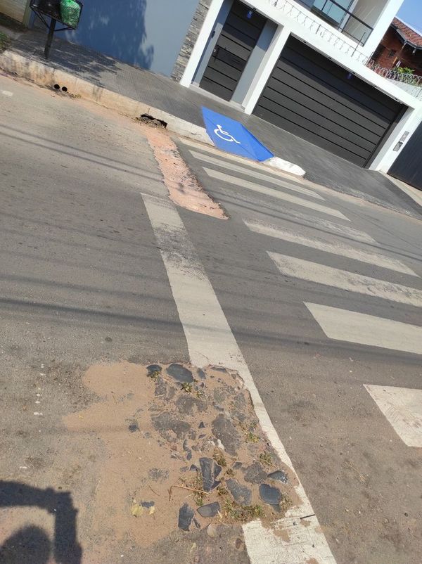 Intentó desviar un bache y terminó chocando a un vehículo - Nacionales - ABC Color