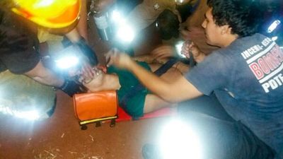 Estaba consumiendo bebida y cayó en un pozo