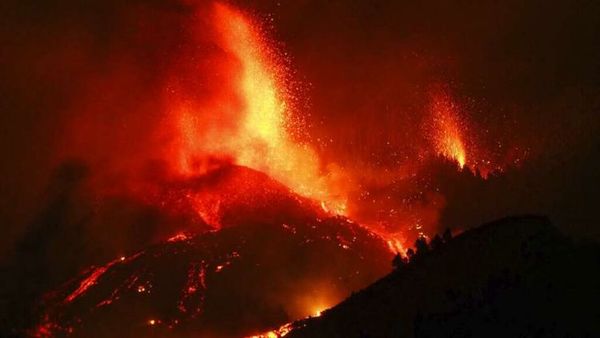 Lava del volcán en Canarias destruye numerosas casas