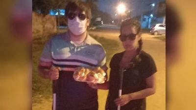 Pareja de no videntes vende masitas para que a su bebé no le falte nada