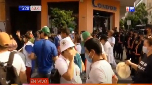Manifestación de personal de blanco exigen ser incluidos en recategorización | Noticias Paraguay