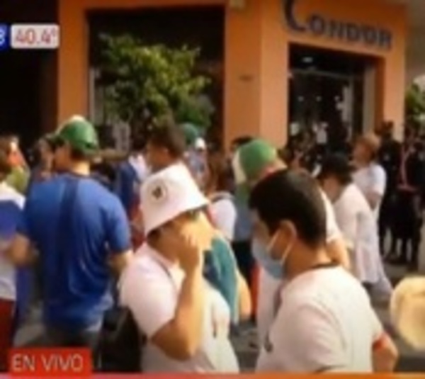 Manifestación de personal de blanco, exigen nivelación salarial  - Paraguay.com