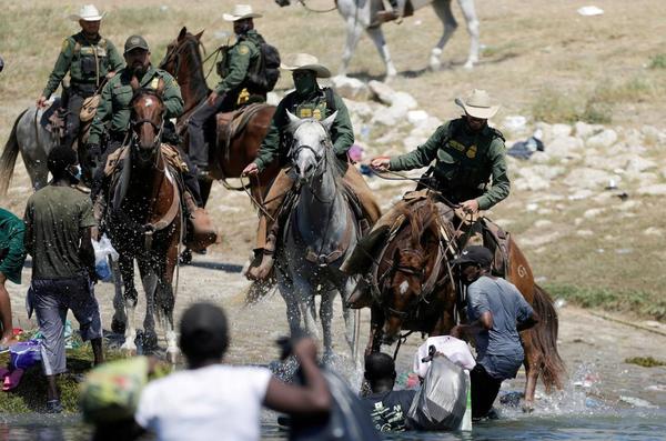 Dramáticas imágenes de haitianos capturados por la policía fronteriza a caballo de EE.UU.