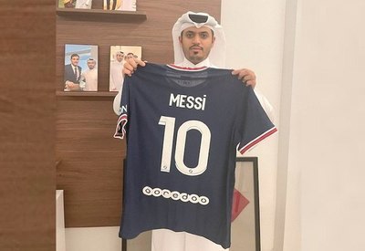 Crónica / El jeque advierte al DT, si vuelve a sacar a Messi