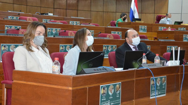 Titular de Aduanas acusa a senador de vínculos con crimen organizado