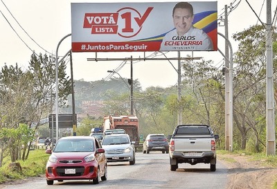 Nadie retira pórtico ilegal con publicidad de Echeverría