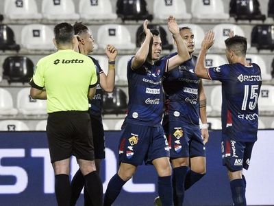 Es saber jugarle a los grandes    - Fútbol - ABC Color