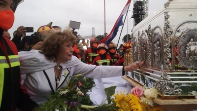 Diario HOY | Tras emotiva procesión, inició misa por Chiquitunga
