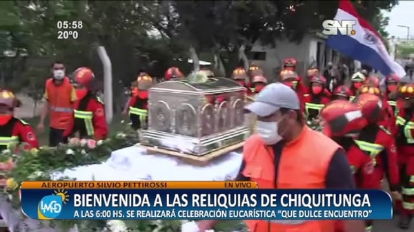 Emotiva llegada al altar de las urnas de la Beata Chiquitunga - SNT