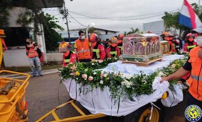 Fieles reciben con gran emoción las reliquias de Chiquitunga •