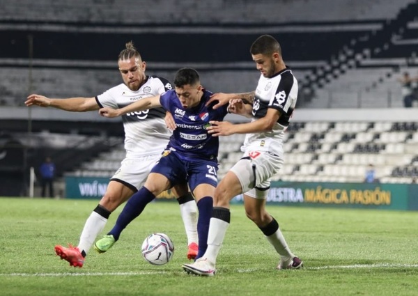 Olimpia perdió en su casa contra Nacional y sigue último en la tabla