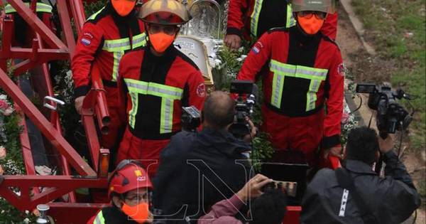 La Nación / En caravana de esperanza, alegría y fe, Chiquitunga llega hasta el convento de las Carmelitas Descalzas