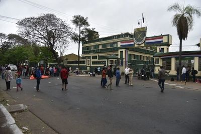 Avenida Artigas, bloqueada por dos grupos de indígenas - Nacionales - ABC Color