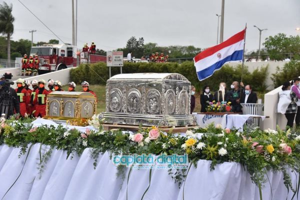 Emotiva llegada de las reliquias de Chiquitunga a Paraguay