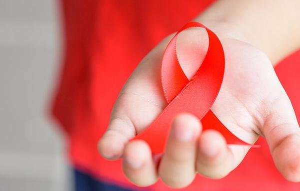 VIH: jóvenes deben leer y educarse para prevenir infecciones