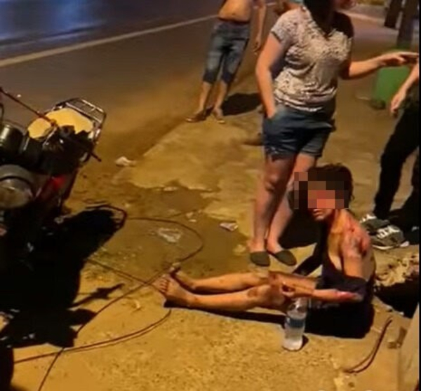 Molieron a patadas a hombre que arrastró con su moto a una mujer