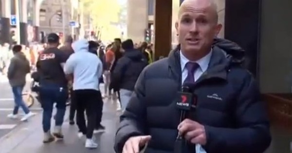 Reportero fue atacado con orina, sujetado del cuello y golpeado por manifestantes en Australia - SNT