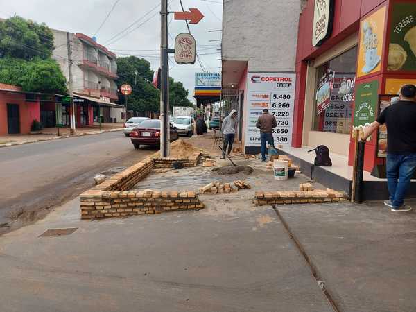 Construyen en vereda y la municipalidad no está enterada » San Lorenzo PY