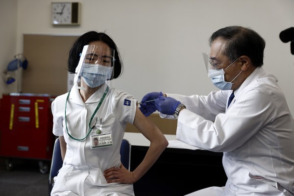 Japón comenzará a aplicar la tercera dosis de la vacuna contra el coronavirus en 2022 - .::Agencia IP::.