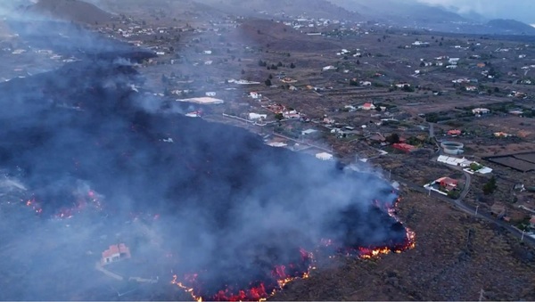 El río de lava del volcán Cumbre Vieja arrasó más de 160 casas en la isla española de La Palma