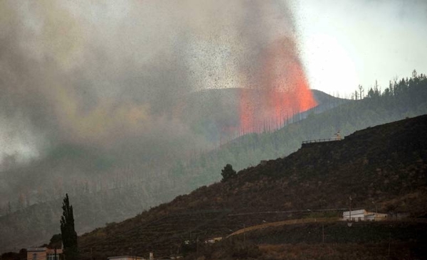 Diario HOY | Lava del volcán en Canarias desciende lentamente hacia el mar entre temor a gases tóxicos
