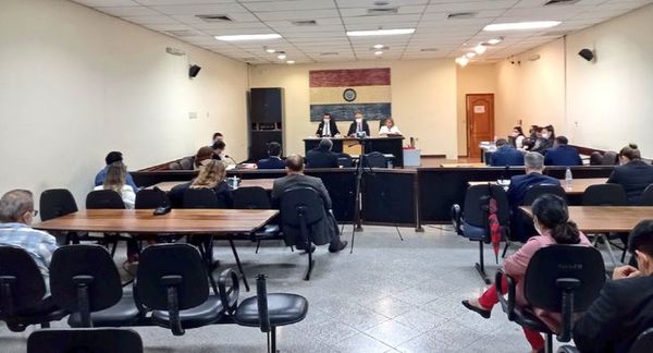 Condenan a tres años de cárcel a acusados por la quema del Congreso