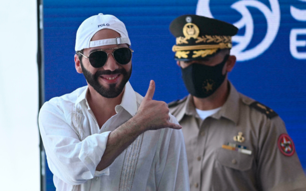 Presidente Bukele dice en Twitter que es «el dictador más cool del mundo»