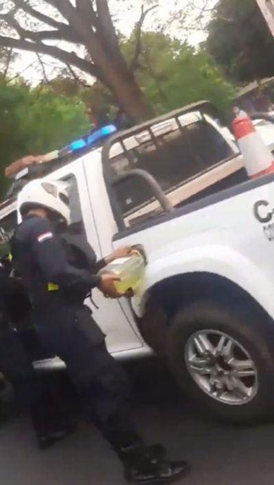 Patrullera para en plena ruta para cargar combustible - Nacionales - ABC Color