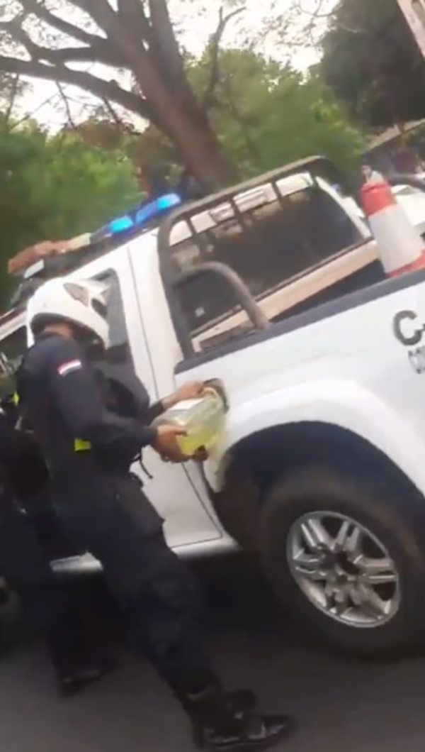 Patrullera para en plena ruta para cargar combustible - Nacionales - ABC Color