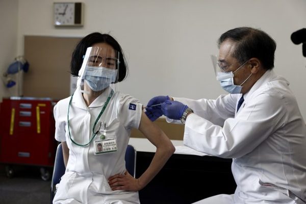 Japón comenzará a aplicar la tercera dosis de la vacuna contra el coronavirus en 2022