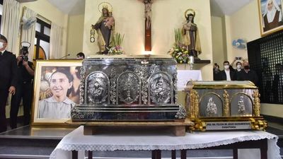 Católicos celebran con fe y alegría la llegada de las reliquias de Chiquitunga