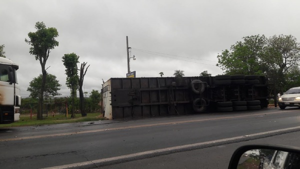 Mujer muere arrollada por carreta que se desprendió de un camión