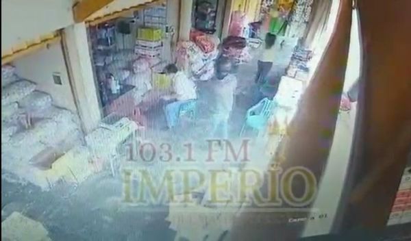 Motochorros asaltan casilla comercial y despojan a las víctimas de sus pertenencias