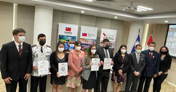 La Nación / Embajada de la República de China (Taiwán) entregó 54 becas a estudiantes paraguayos