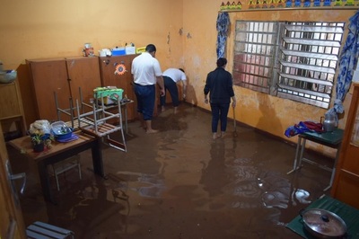 Aula de una escuela de Villarrica queda inundada tras lluvias