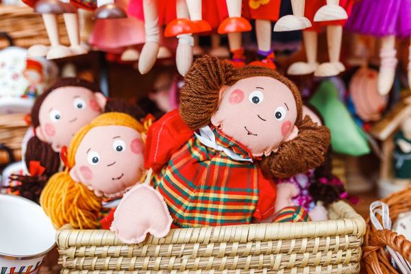 ¡Escalofriante! Descubre muñeca oculta en la pared de su casa con aterrador mensaje