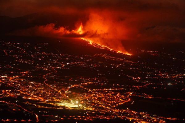 Miles de evacuados en España tras erupción volcánica