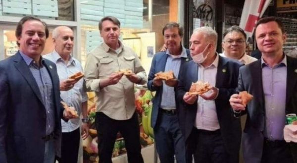 Bolsonaro tuvo que comer en la calle por no estar vacunado