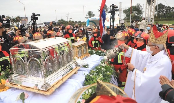 Crónica / FIESTA POR LA BEATA. Niña “milagro” de “Chiquitunga” fue a recibirla