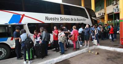 La Nación / Se reactivará a 200 conductores de buses internacionales
