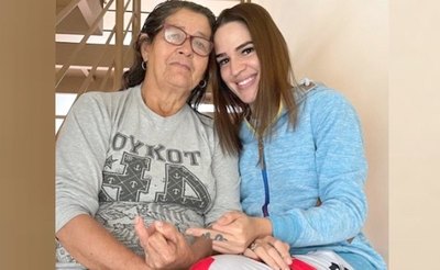 Crónica / QUERÍA UN “MACHO”. “La Comadre” comentó que su mamá reniega de ¡su condición!