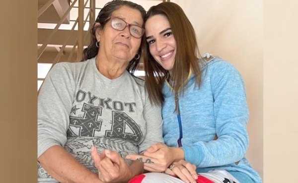 Crónica / QUERÍA UN “MACHO”. “La Comadre” comentó que su mamá reniega de ¡su condición!