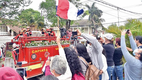 Entre flores y cantos recibieron en casa  las reliquias de Chiquitunga