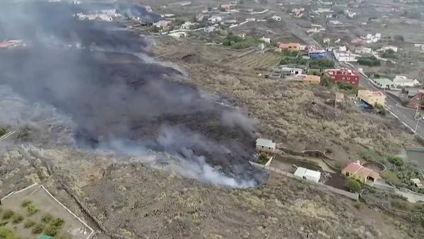 Avance de lava en Canarias genera temor a gases tóxicos